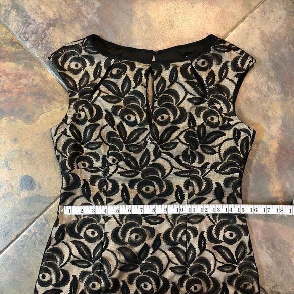 Maggie London Form Fitting Knee Length Black Lace Over Nude Lining Size 10 - Picture 7 of 11